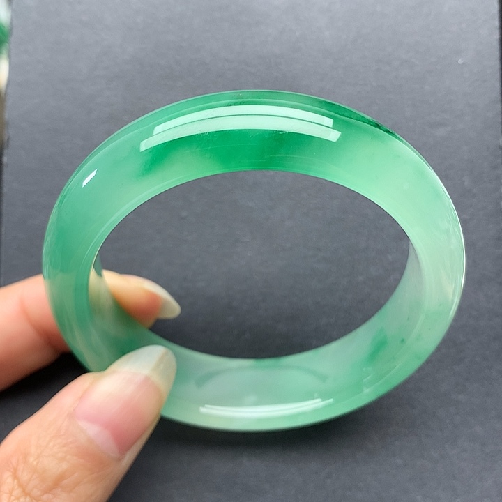 寨***酒石英质玉未镶嵌手镯