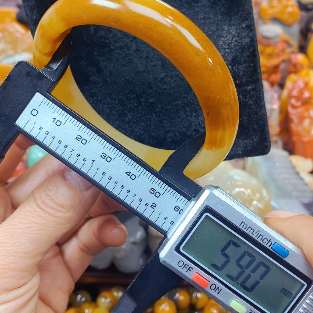 未镶嵌石英质玉（黄龙玉）颈饰
