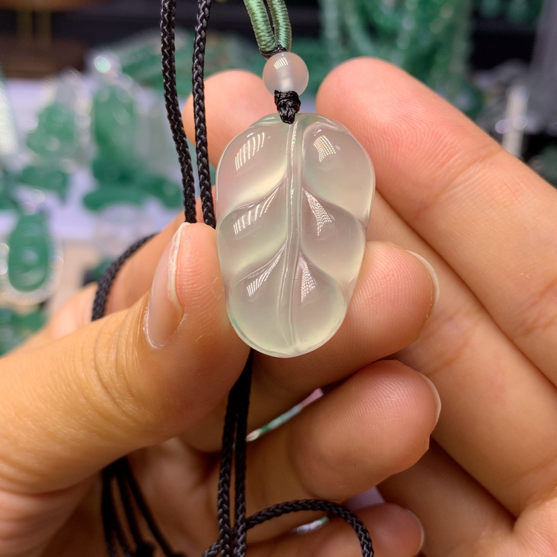 石英质玉（非洲翠）未镶嵌颈饰