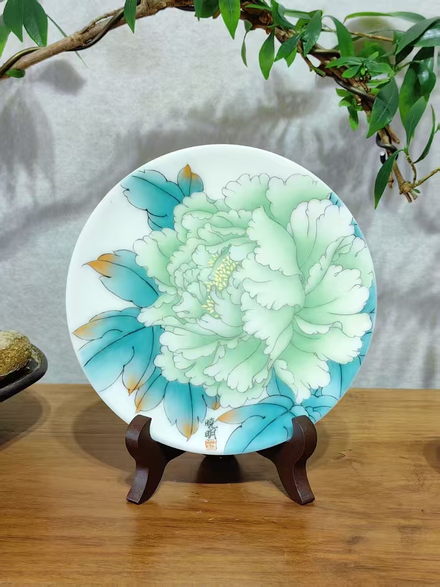 庄晓明玉笑珠香 手绘绿牡丹摆件