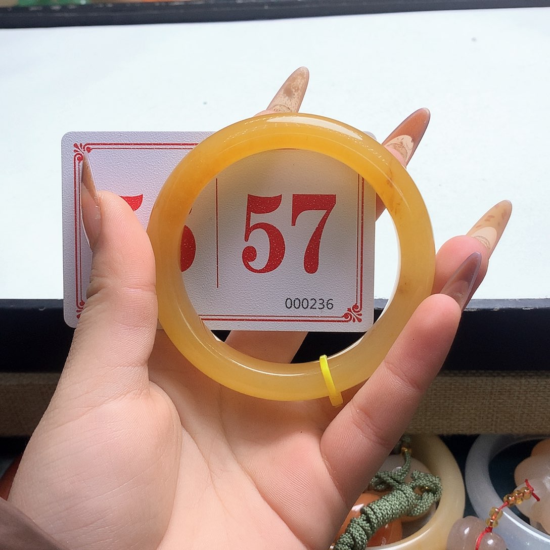 未镶嵌石英质玉（黄龙玉）手镯