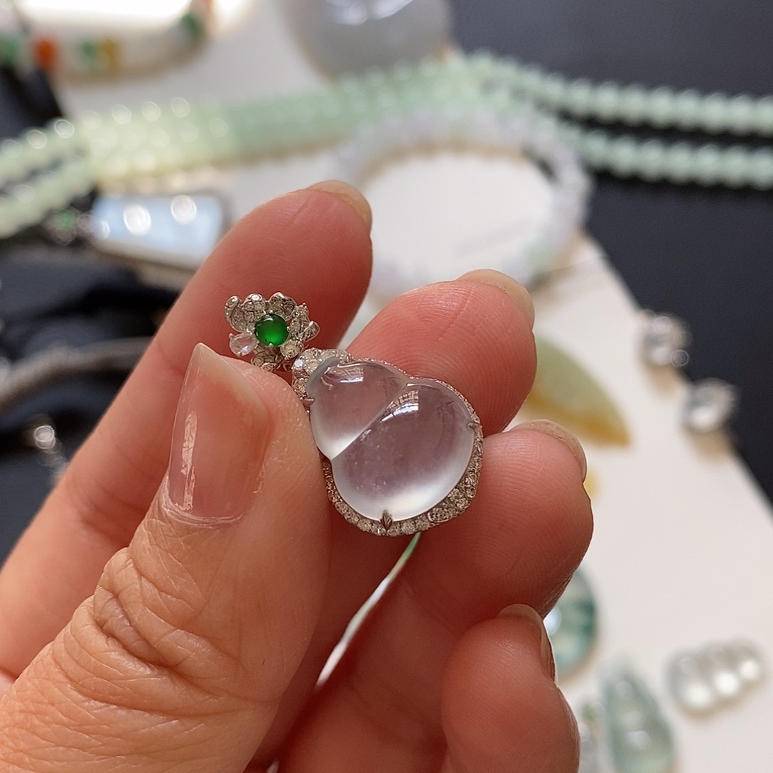 翡翠颈饰18K金镶嵌高冰葫芦