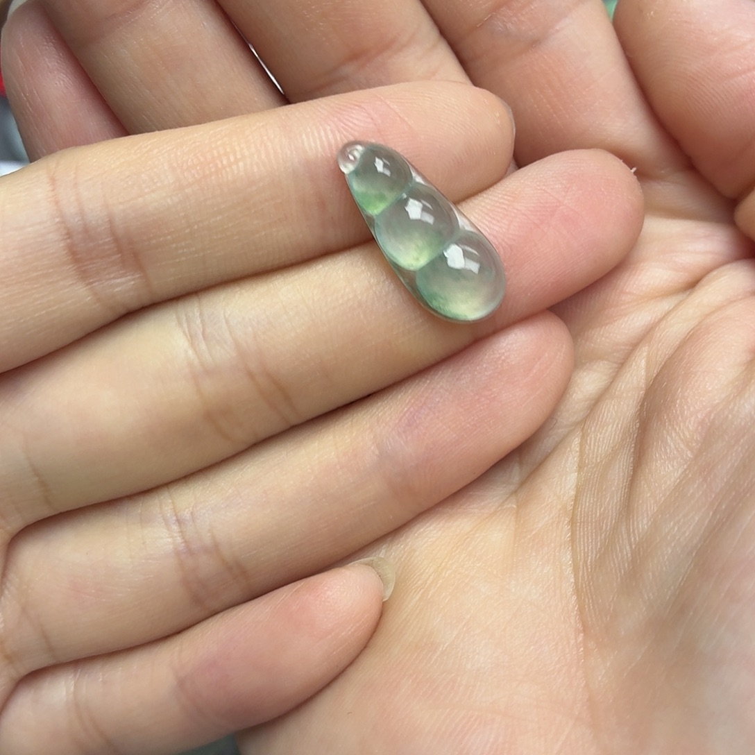 翡翠未镶嵌颈饰飘花豆