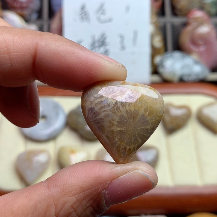 硅化珊瑚（珊瑚玉）颈饰足银镀金镶嵌