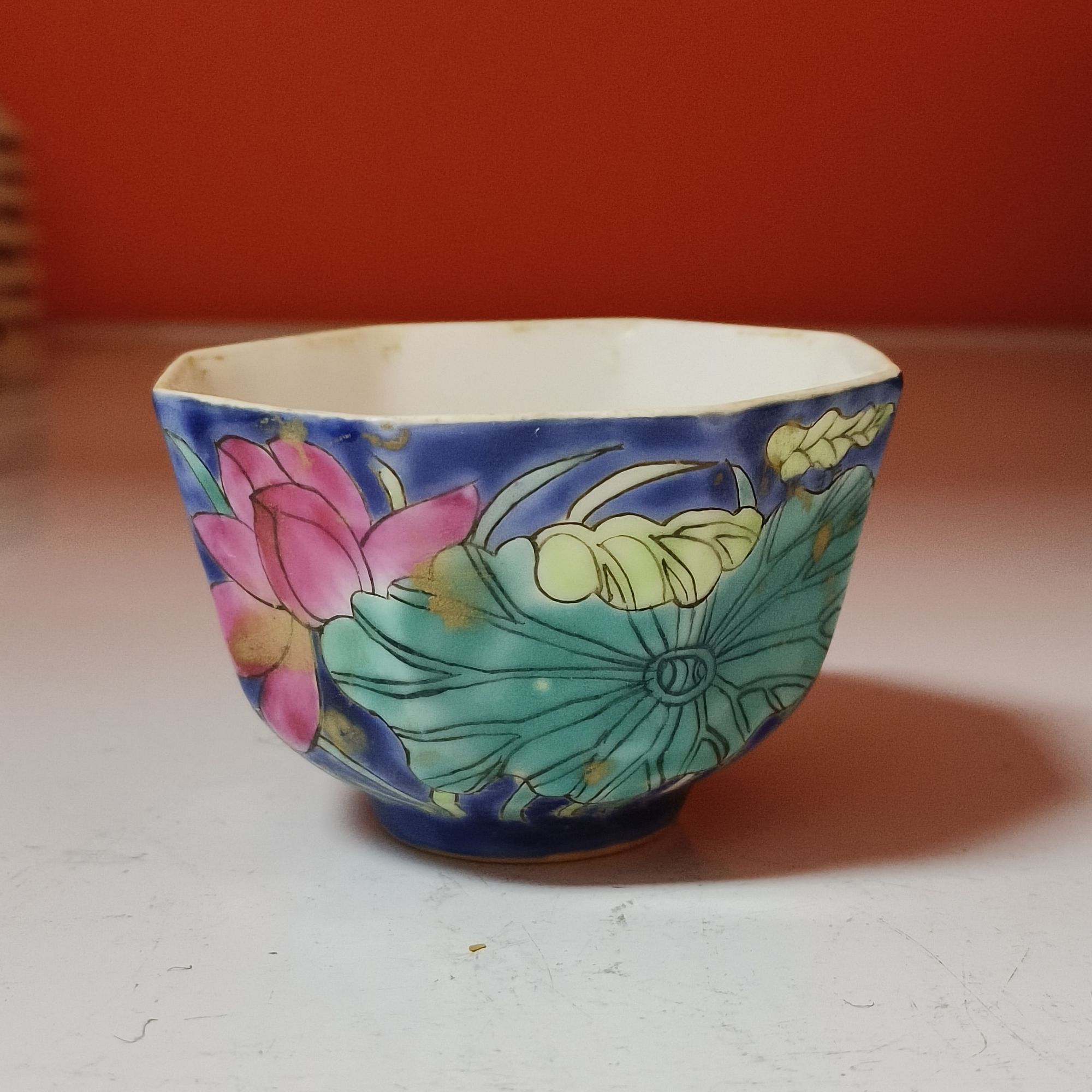 清晚期 粉彩蓝地莲荷纹八棱杯