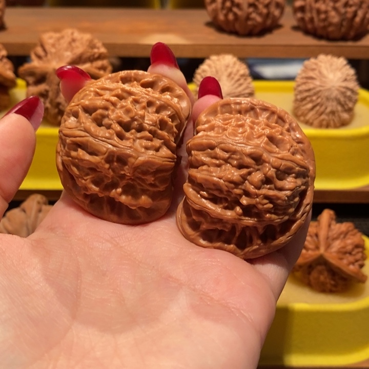 文玩核桃吊坠白狮子