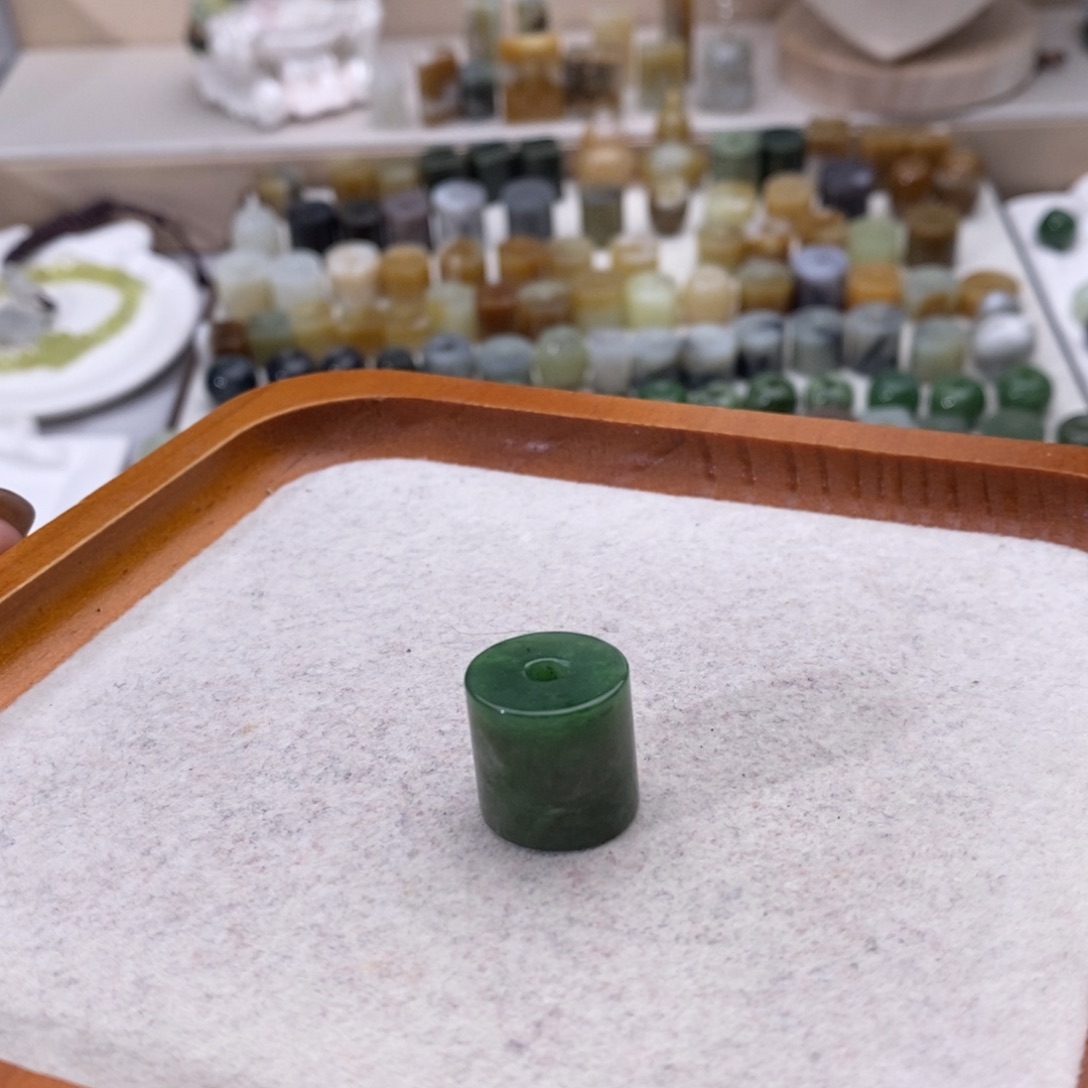 莉***姐和田玉未镶嵌颈饰微瑕