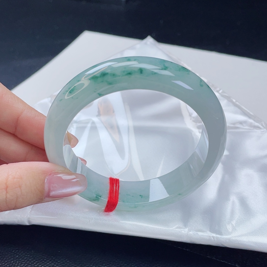 翡翠手镯未镶嵌大轮胎飘花