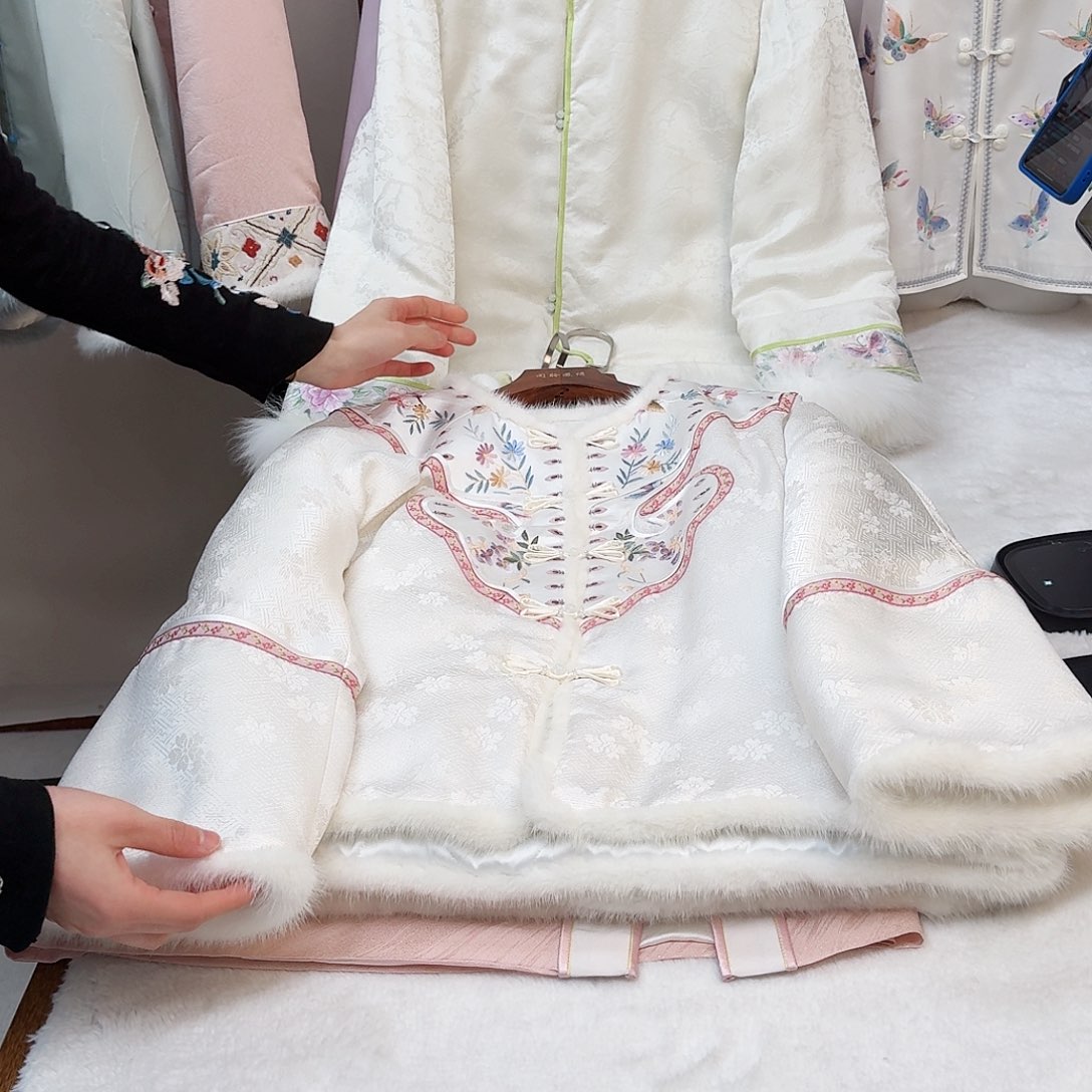 刺绣真丝白色 如意头 正绢棉服