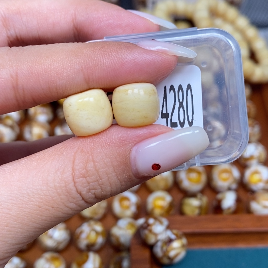 蜜蜡未镶嵌珠宝奇石4280