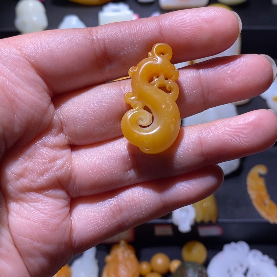 在***途和田玉未镶嵌颈饰