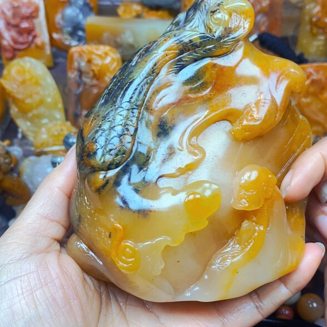 未镶嵌石英质玉（黄龙玉）颈饰