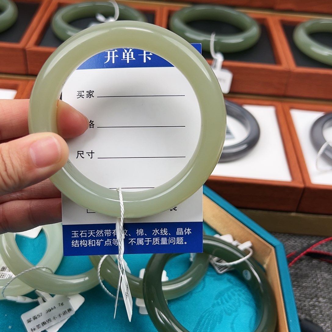 和田玉手镯未镶嵌