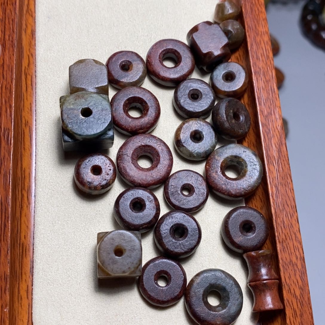 颈饰未镶嵌透闪石质玉超*