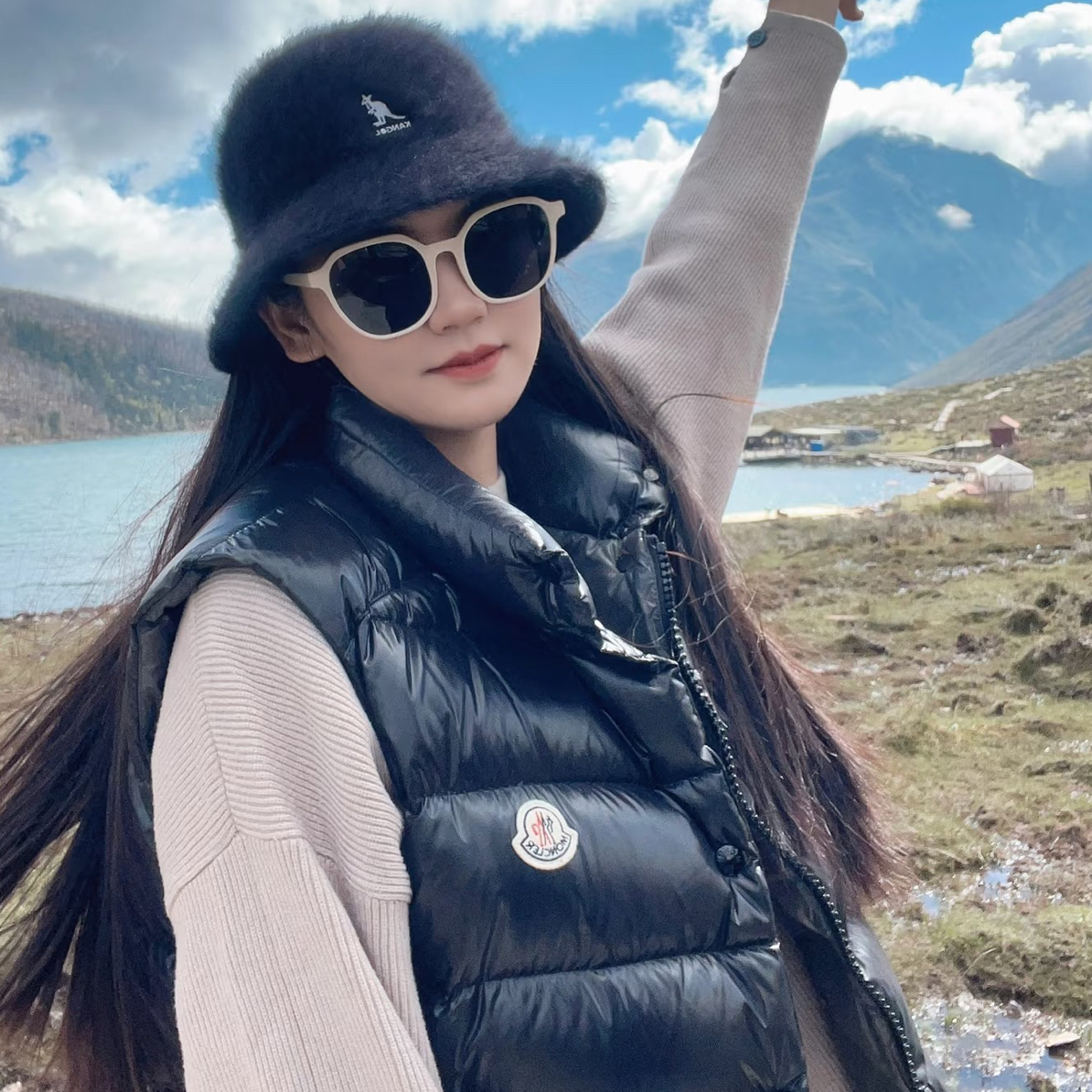 99新 MONCLER 1码/漆面徽标连帽无袖羽绒马甲/17822707