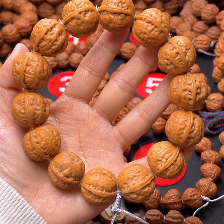 文玩核桃吊坠富甲一方