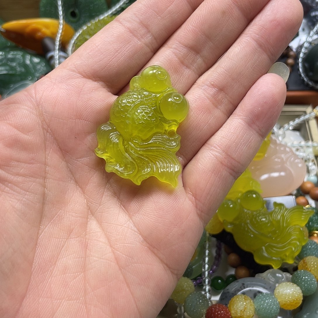 元***卦蛇纹石玉未镶嵌颈饰