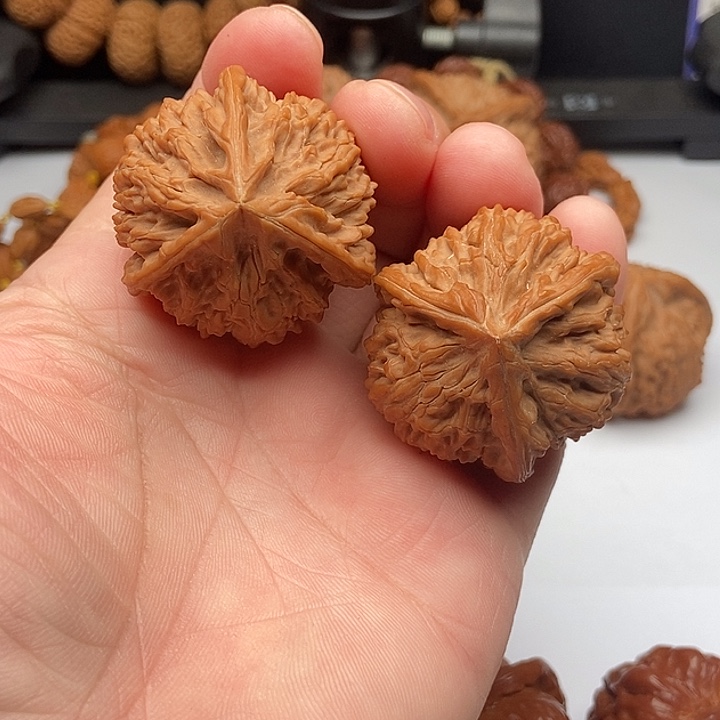 *****文玩核桃把件玉龙粗筋奔