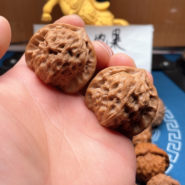 文玩核桃吊坠白蛇谷