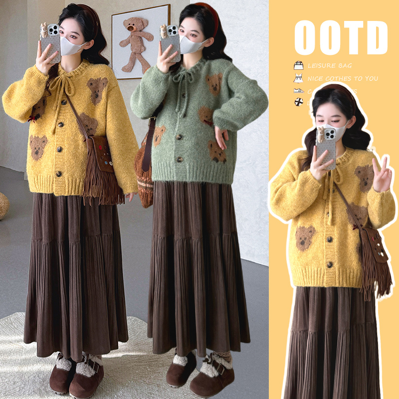 时髦孕妇装新款秋冬高级感穿搭小熊卡通加厚毛衣外套加压褶半身裙