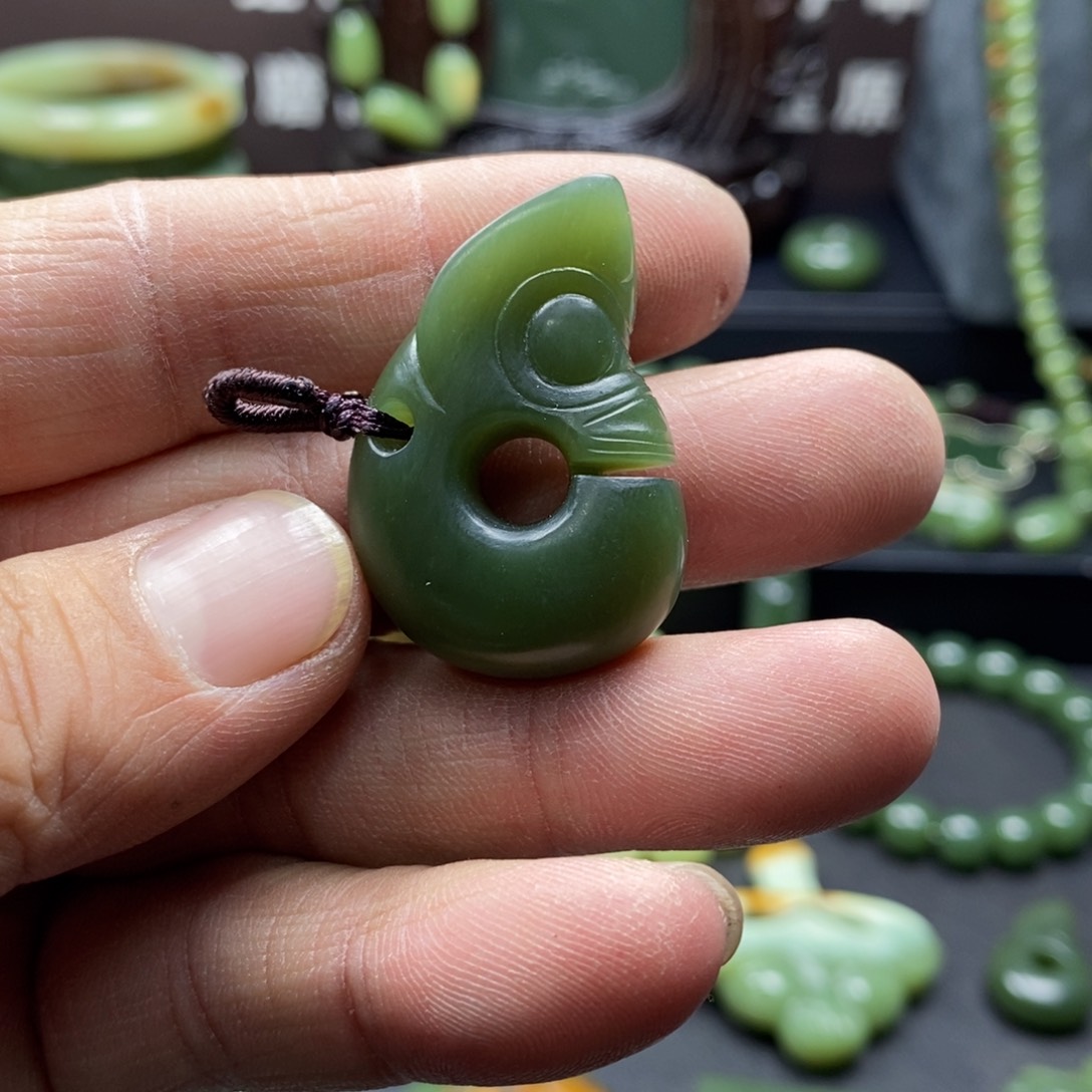 岫岩老玉（透闪石质玉）颈饰未镶嵌