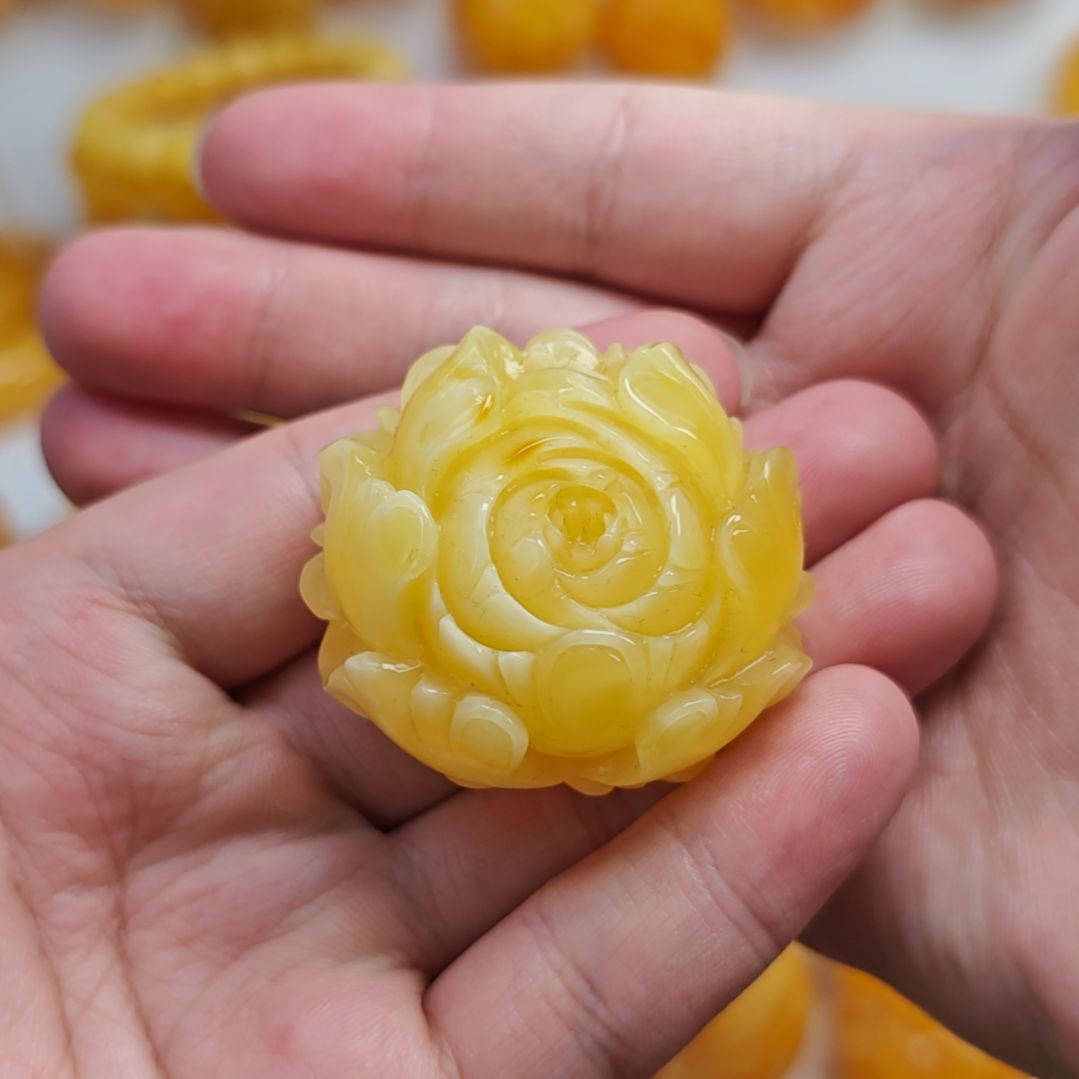 琥珀颈饰未镶嵌。。。