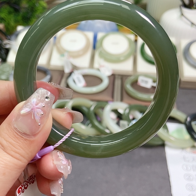 【闪购商品】和田玉手镯未镶嵌湖水绿