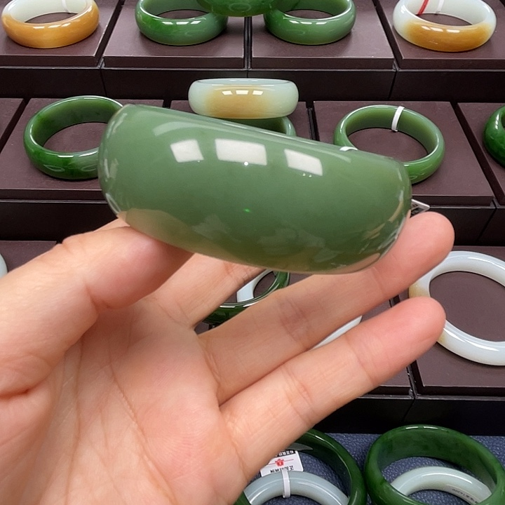 和田玉未镶嵌手镯