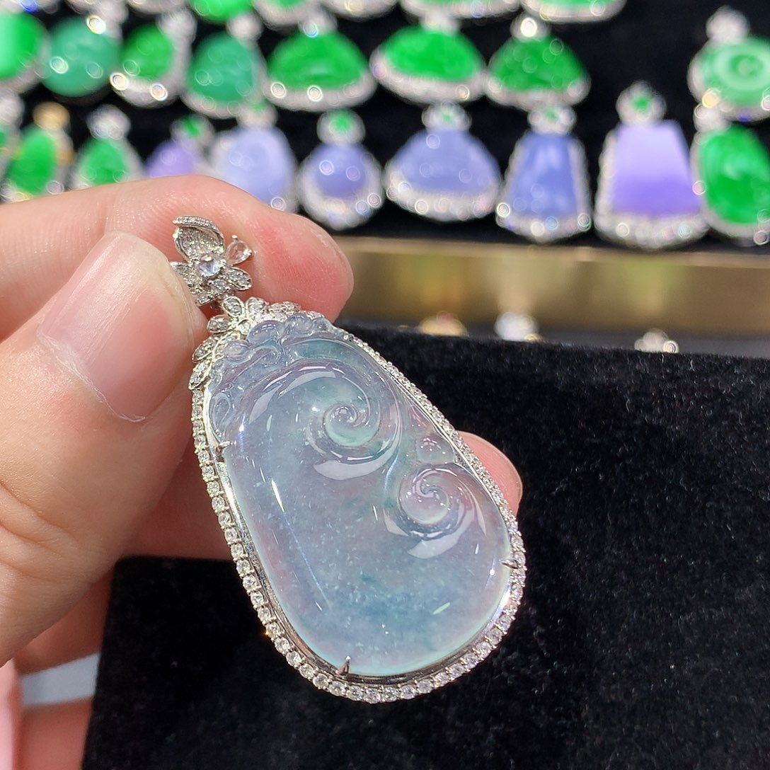 翡翠18K金镶嵌颈饰