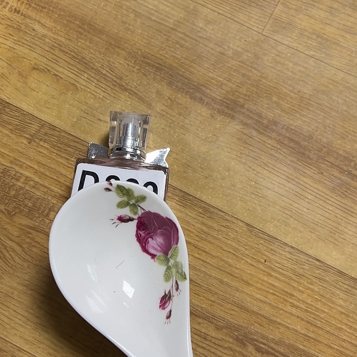 看图片去购买慎拍朱泥发两瓶香水