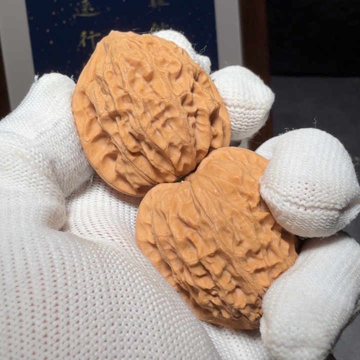 文玩核桃吊坠金牛编号4682，38-39-42