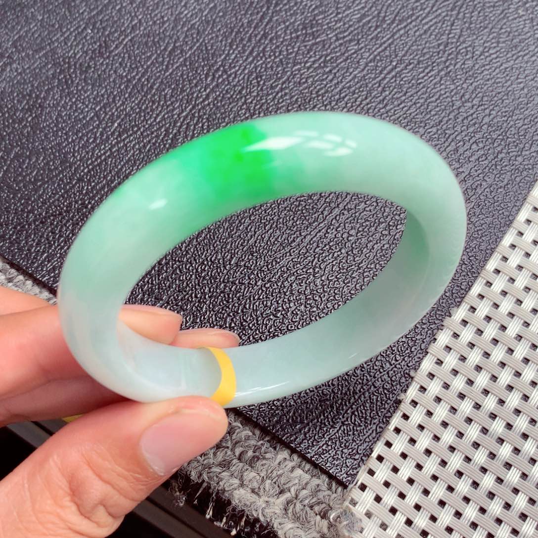 翡翠手镯未镶嵌缅甸