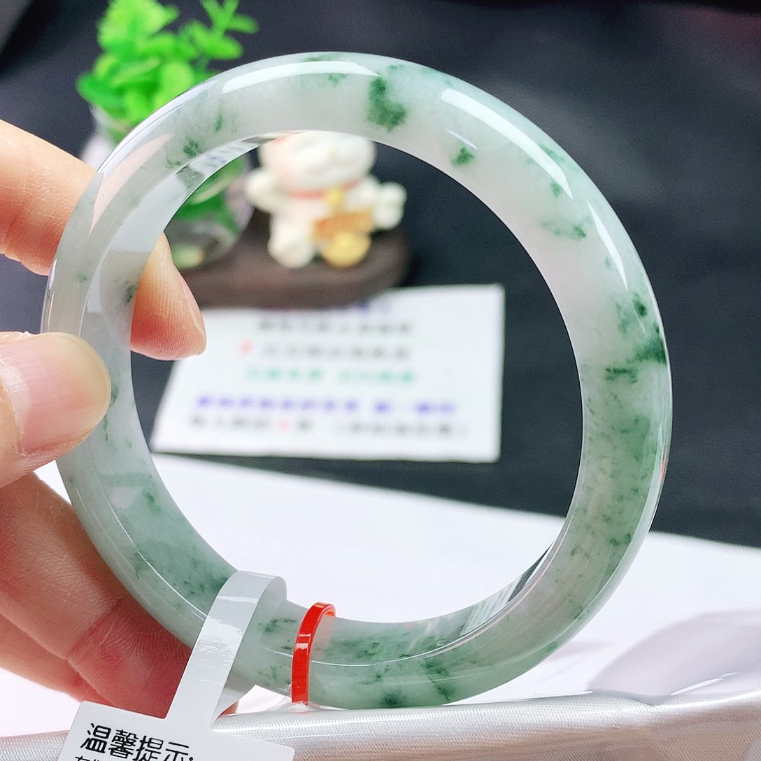 翡翠手镯未镶嵌60圈