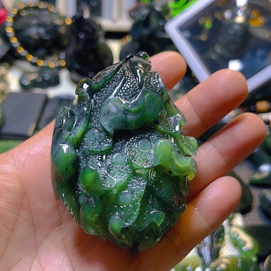 蛇纹石玉颈饰未镶嵌