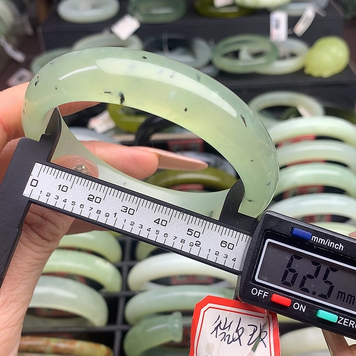 蛇纹石玉手镯未镶嵌611