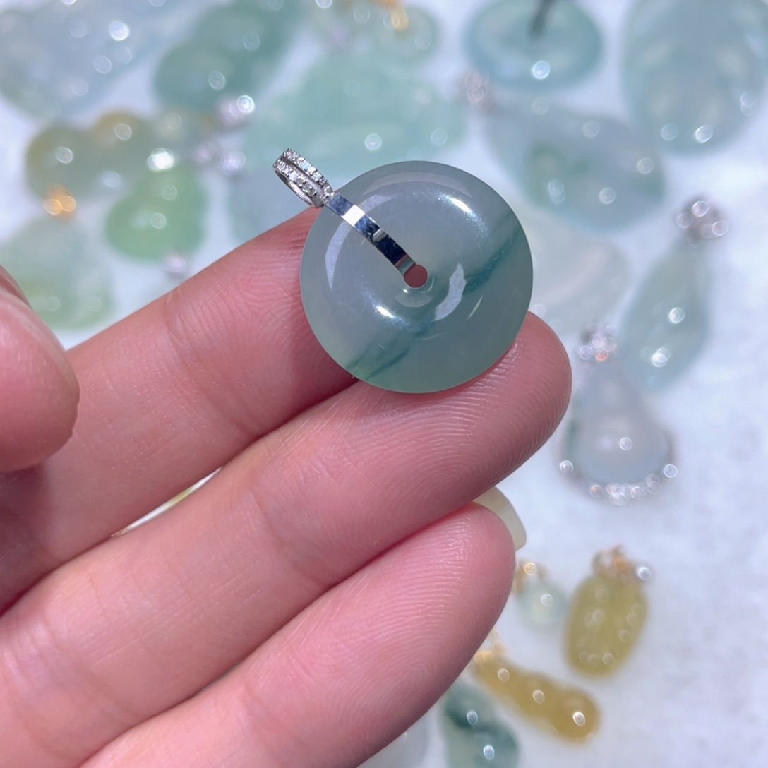 翡翠18K金镶嵌颈饰翡翠