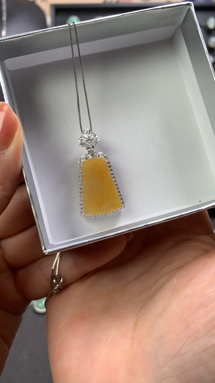 天然翡翠a货冰黄无事牌吊坠