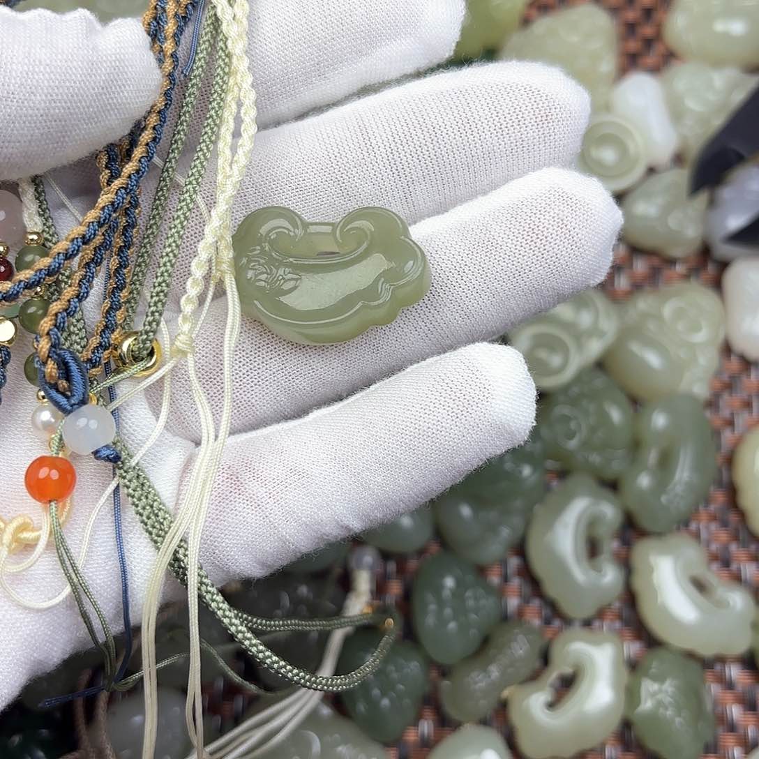 和田玉颈饰未镶嵌谨**言