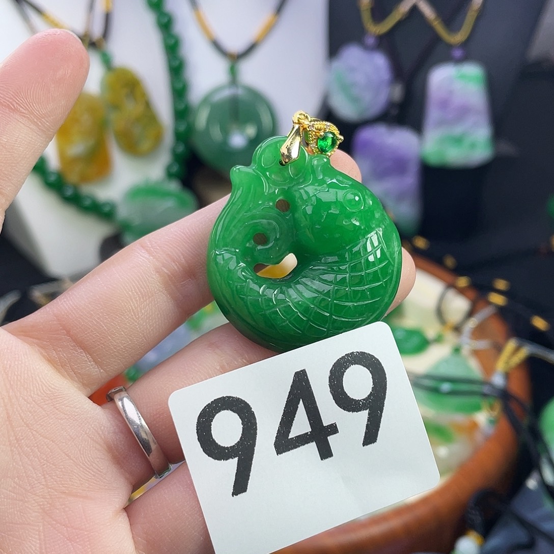 翡翠未镶嵌吊坠(赠链)