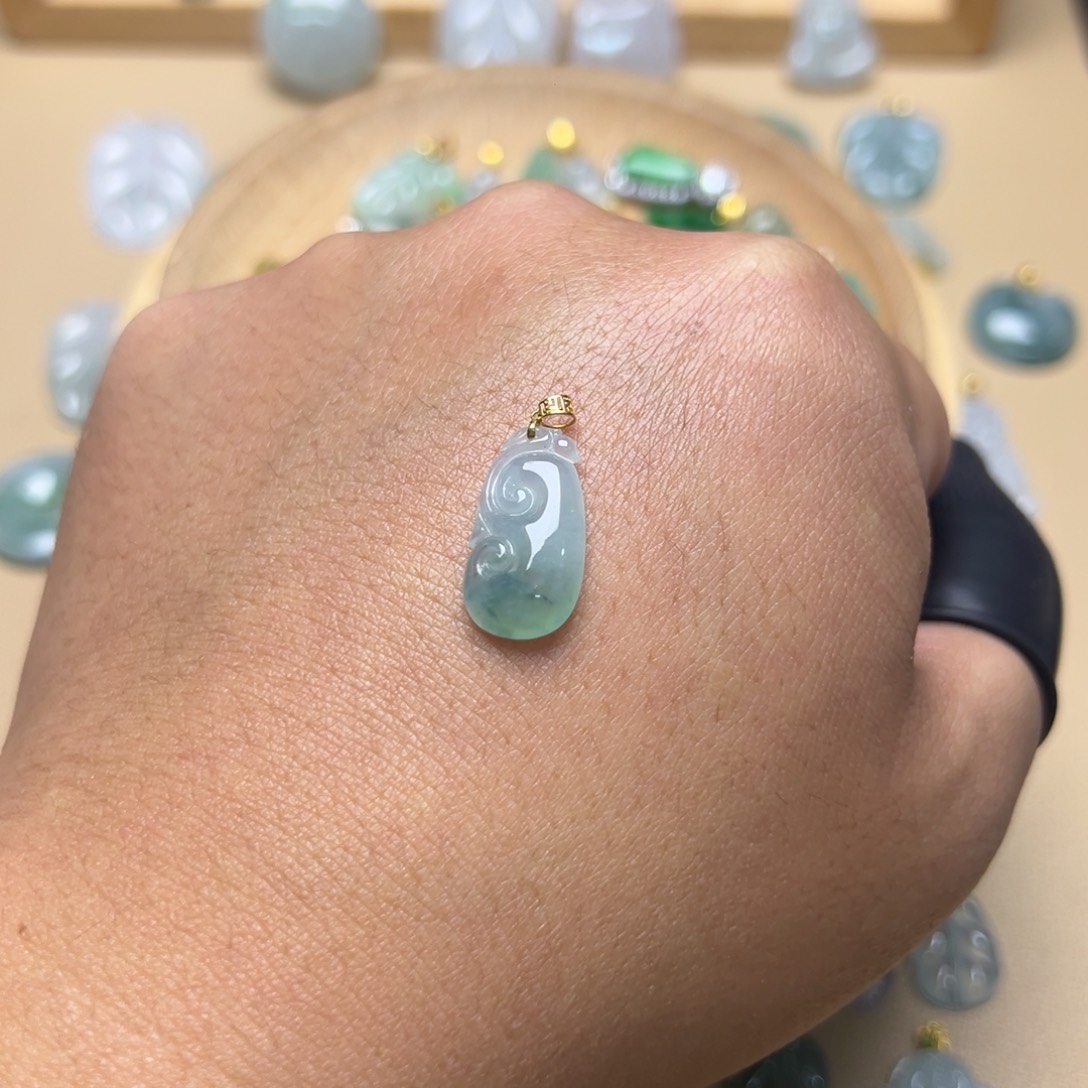 翡翠颈饰18K金镶嵌如意