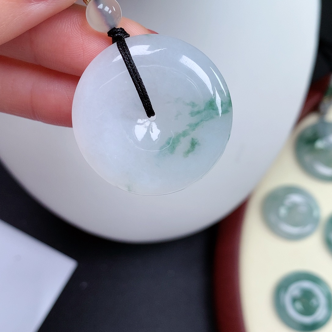 翡翠颈饰未镶嵌平安扣