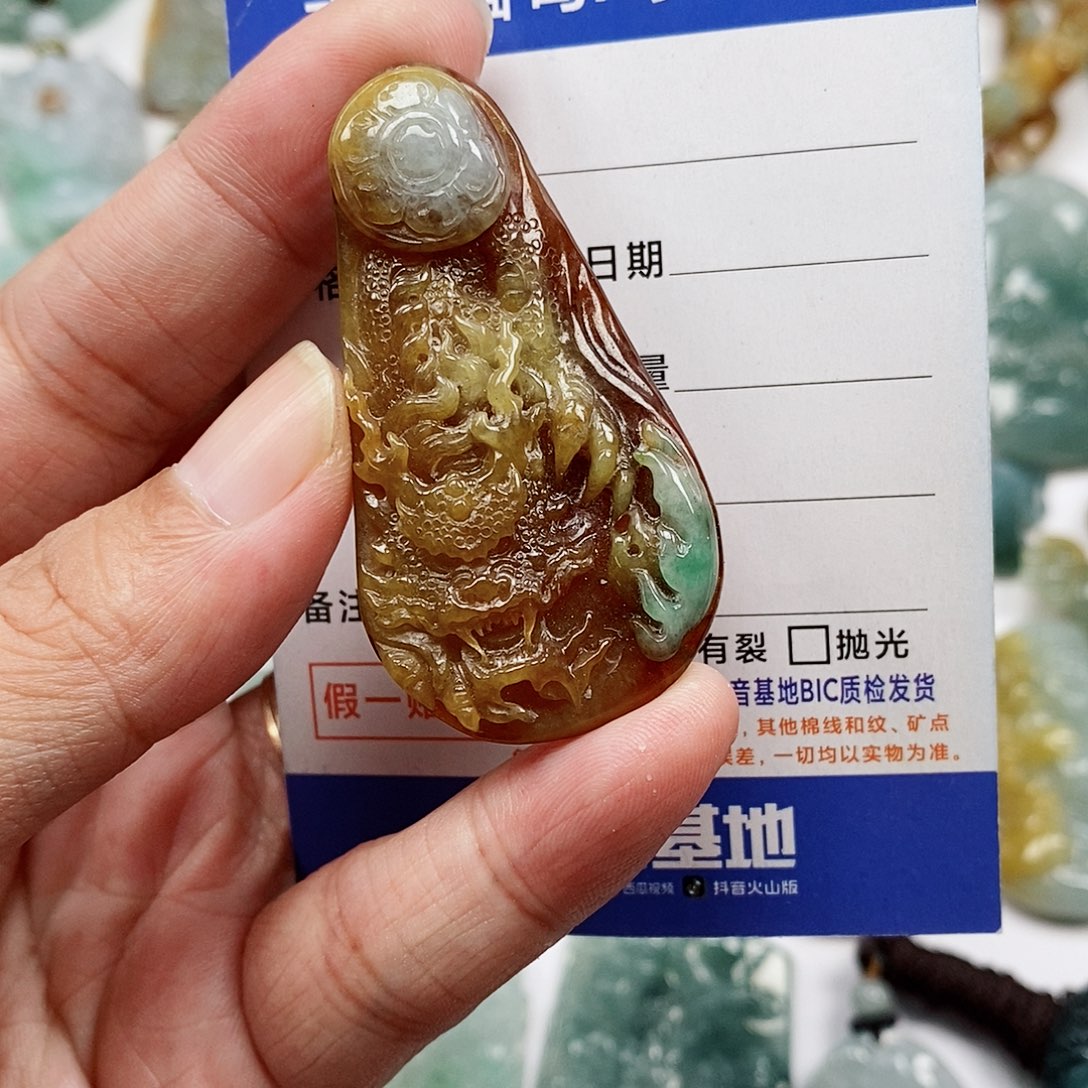 翡翠未镶嵌颈饰龙