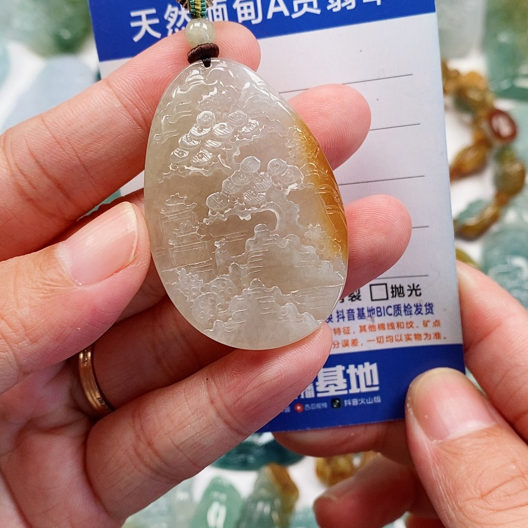 翡翠未镶嵌颈饰山水