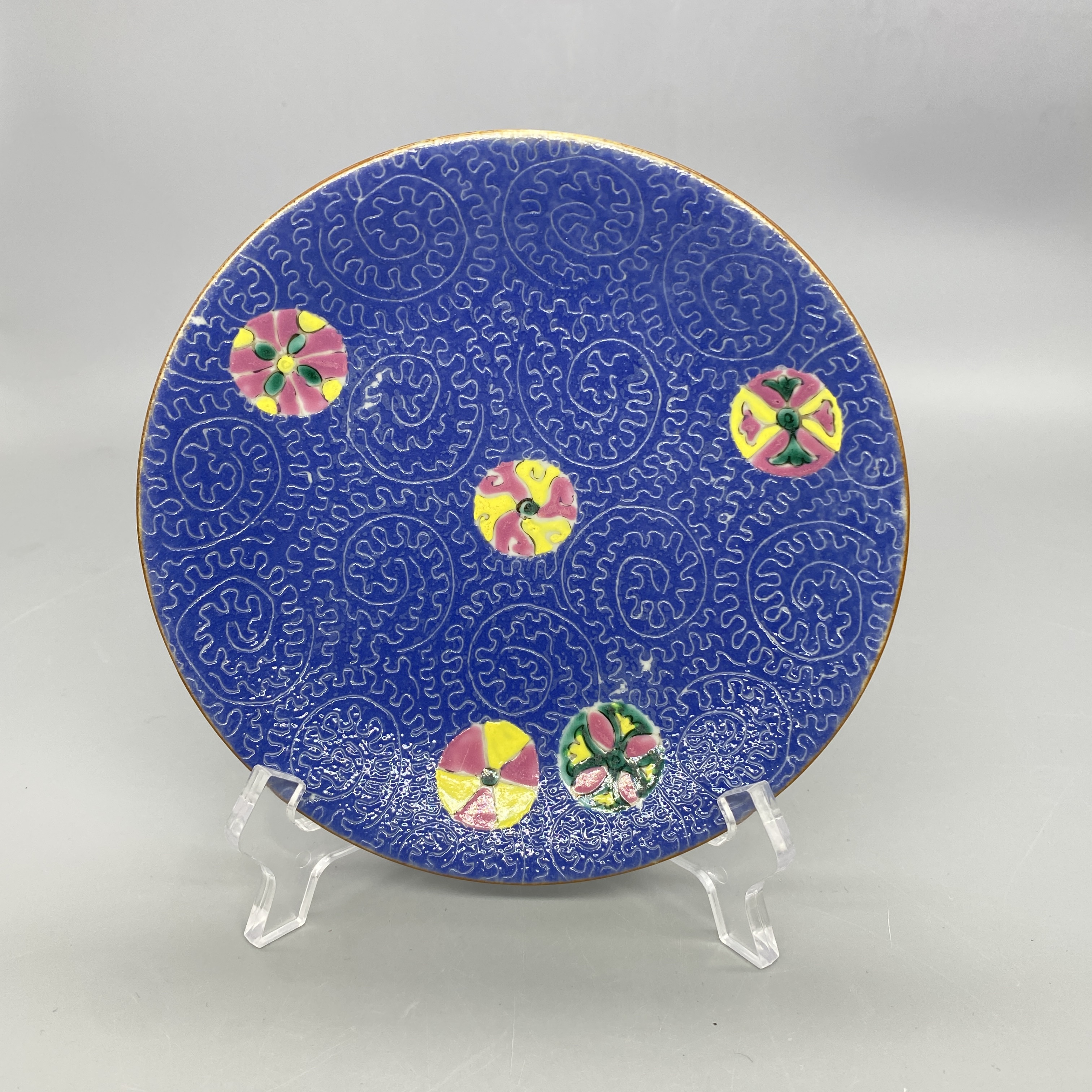 32501106*清嘉庆蓝地轧道粉彩皮球花纹盘/瓷器三