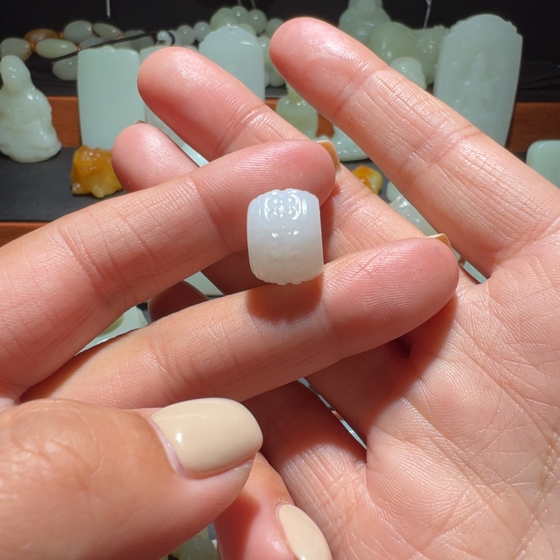 博***丹和田玉未镶嵌颈饰