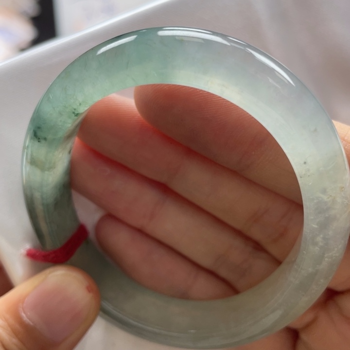 翡翠手镯未镶嵌翡翠