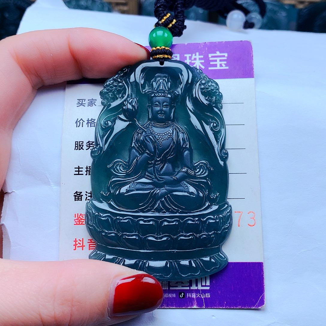 翡翠颈饰未镶嵌山****琼