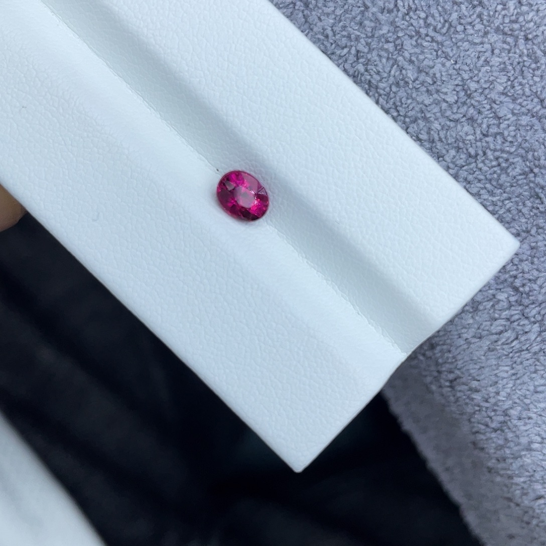 未镶嵌裸石碧玺0.62Ct。 