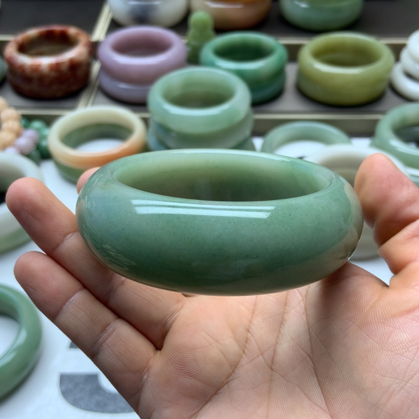 【闪购商品】石英质玉手镯未镶嵌阿*