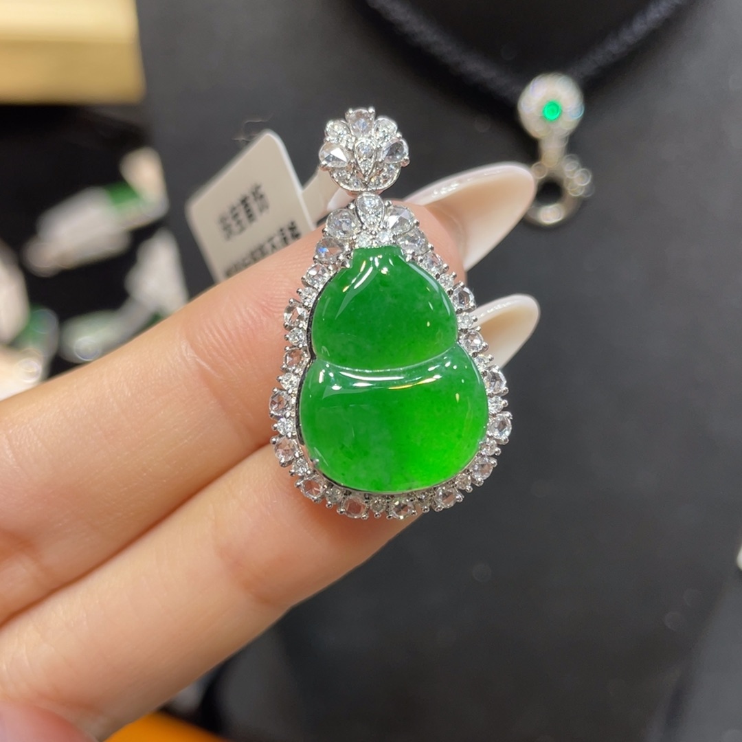 翡翠18K金镶嵌颈饰天然缅甸翡翠a货